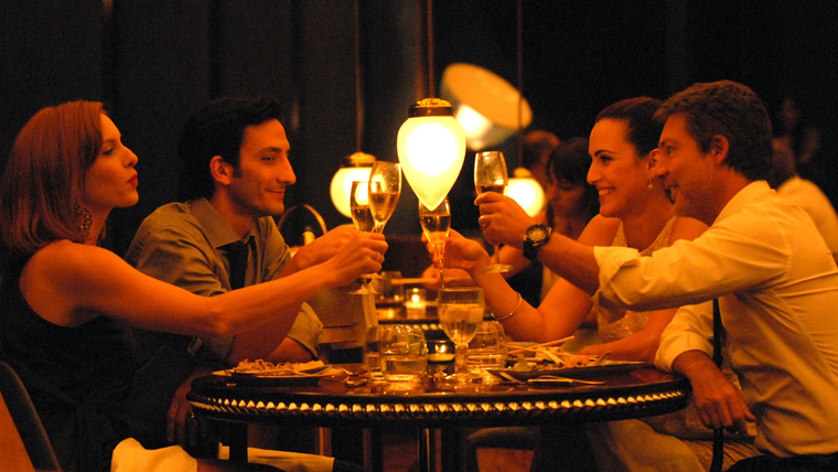 Protagonizada por Adrián Suar y Juan Minujín, esta comedia romántica subida de tono cuenta varias escenas explícitas. Protagonizada por Adrián Suar y Juan Minujín, esta comedia romántica subida de tono cuenta varias escenas explícitas.