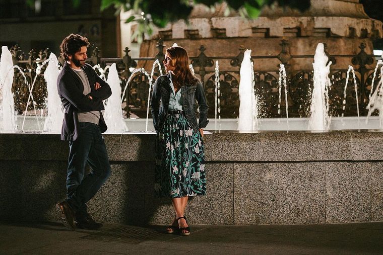 Nuestros amantes es una comedia romántica que le rehuye a lo clichés para hablar sobre la necesidad de conectar con otra persona desde la honestidad. Nuestros amantes es una comedia romántica que le rehuye a lo clichés para hablar sobre la necesidad de conectar con otra persona desde la honestidad.