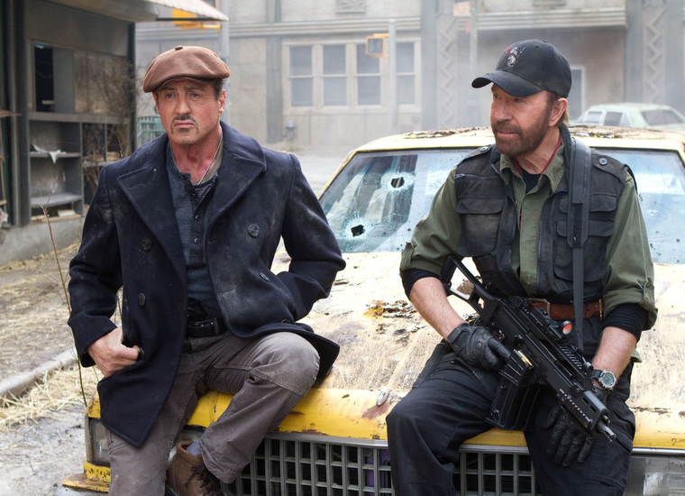 Chuck Norris junto a Synlvester Stallone en The Expendables 2. Chuck Norris junto a Synlvester Stallone en The Expendables 2.