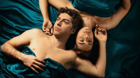 Netflix: la adictiva miniserie subida de tono que es perfecta para ver de a dos