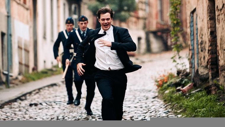 Bill Skarsgård es un criminal a la fuga en esta divertida miniserie