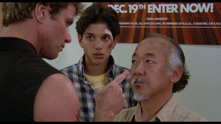 Daniel Larusso y el Señor Miyagi frente al infame sensei John Kreese