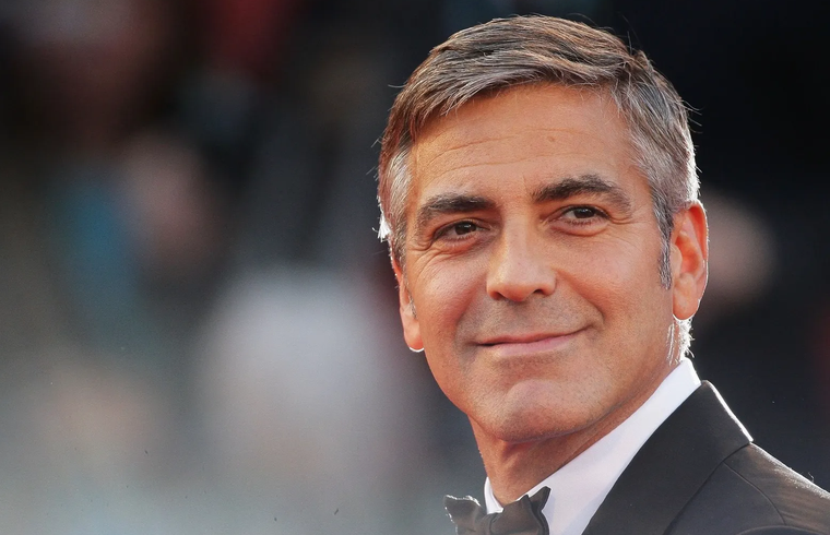 George Clooney también es conocido por su activismo político, siendo Mensajero de la Paz de Naciones Unidas.