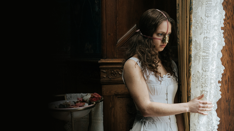 La hermanastra fea toma el cuento de Cenicienta, narrado desde la perspectiva de Elvira, una de las hermanastras. La hermanastra fea toma el cuento de Cenicienta, narrado desde la perspectiva de Elvira, una de las hermanastras.