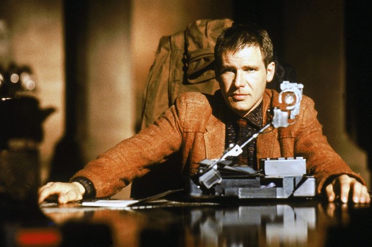 Harrison Ford como Rick Deckard en la primera película, Blade Runner (1983) de Ridley Scott. Harrison Ford como Rick Deckard en la primera película, Blade Runner (1983) de Ridley Scott.