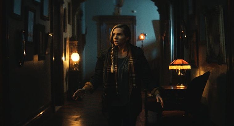 Caitlin Custer en Historias de la morgue. Caitlin Custer en Historias de la morgue.