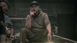 Fede Álvarez en el set de Alien: Romulus.