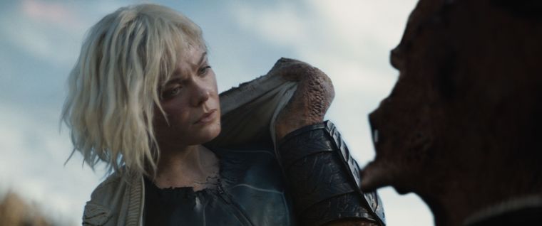 Thia de Elle Fanning, la compañera sintética de Dek, el yautja titular de Depredador: Tierras Salvajes. Thia de Elle Fanning, la compañera sintética de Dek, el yautja titular de Depredador: Tierras Salvajes.