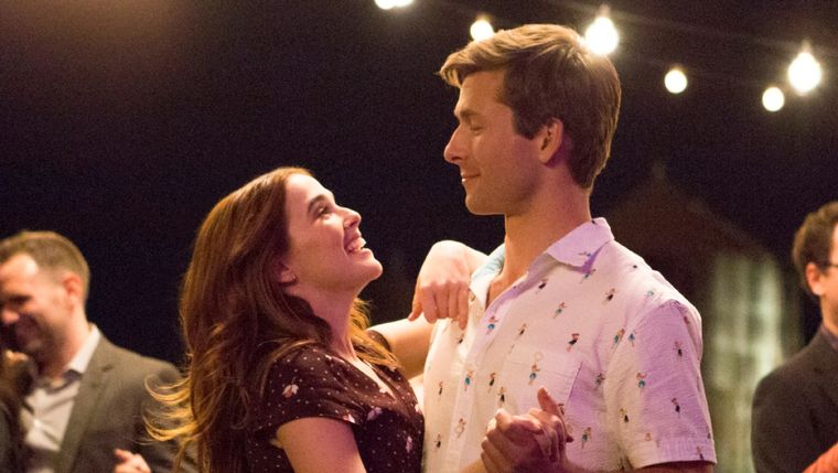 Glen Powell y Zoey Deutch protagonizan Set It Up.