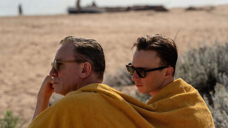 Daniel Craig y Drew Starkey en Queer. Daniel Craig y Drew Starkey en Queer.
