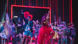 el glitter viste a la calle corriente con la puesta de kinky boots