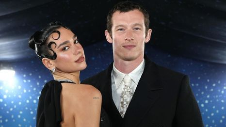 ¡Dua Lipa y Callum Turner comprometidos!