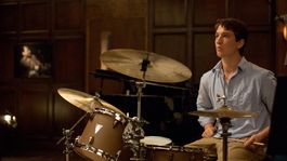 Miles Teller durante una escena de Whiplash con la batería al lado, como casi toda la película
