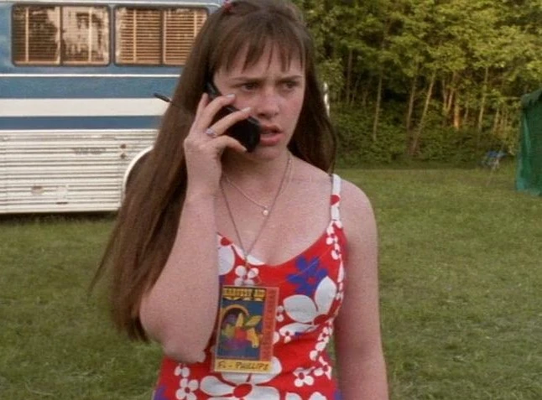 Cara DeLizia le dio vida a Fi Phillips en Qué raro. Cara DeLizia le dio vida a Fi Phillips en Qué raro.