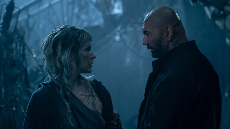 Milla Jovovich y Dave Bautista protagonizan esta épica historia que queda muy lejos de la épica del relato de George R.R. Martin pero que logra entretener. Milla Jovovich y Dave Bautista protagonizan esta épica historia que queda muy lejos de la épica del relato de George R.R. Martin pero que logra entretener.