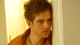 La serie es protagonizada por Dan Stevens