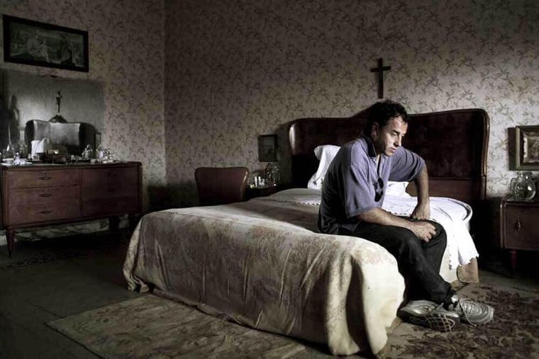 La película retrata al clan Casales , un sindicato criminal dentro de la organización criminal Camorra. La película retrata al clan Casales , un sindicato criminal dentro de la organización criminal Camorra.