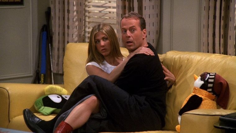 Bruce Willis apareció durante los episodios 21, 22 y 23 de la sexta temporada de Friends.