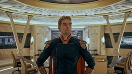 Antony Starr luce muy diferente en la serie