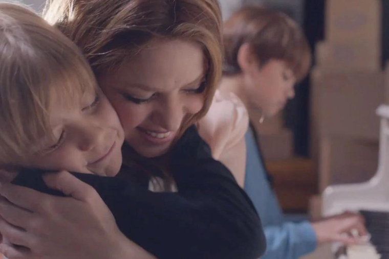 SHAKIRA LANZÓ ACRÓSTICO DEDICADA A SUS HIJOS.