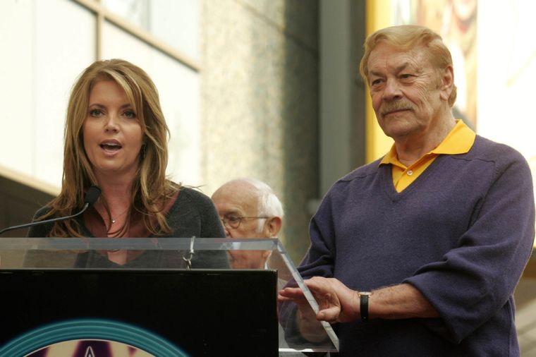 Las vivencias de Jeanie Buss inspiraron la nueva serie de Netflix.