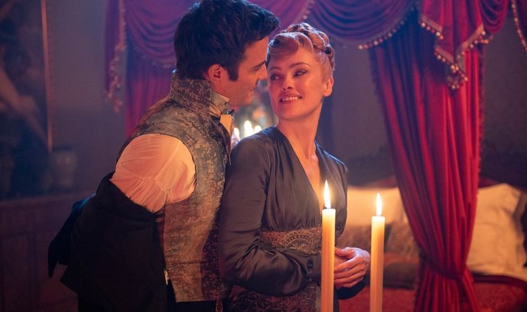 Luke Thompson y Hannah New como Benedict y Tilley. Luke Thompson y Hannah New como Benedict y Tilley. 