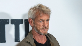 Sean Penn reapareció en Ucrania junto a Volodymyr Zelensky a quien le obsequió un de sus tres Oscar. Sean Penn reapareció en Ucrania junto a Volodymyr Zelensky a quien le obsequió un de sus tres Oscar.