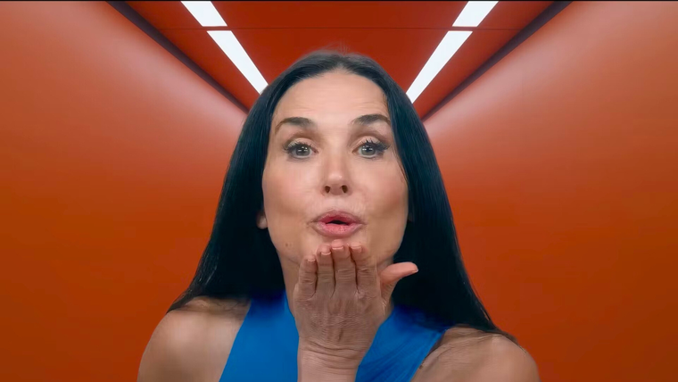 Demi Moore es una de las protagonistas de La sustancia.