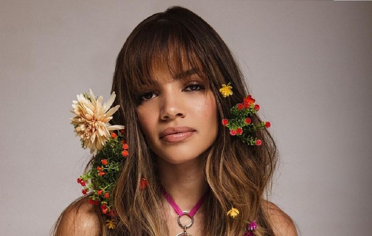 Leslie Grace es una cantante, actriz y compositora estadounidense de ascendencia dominicana.