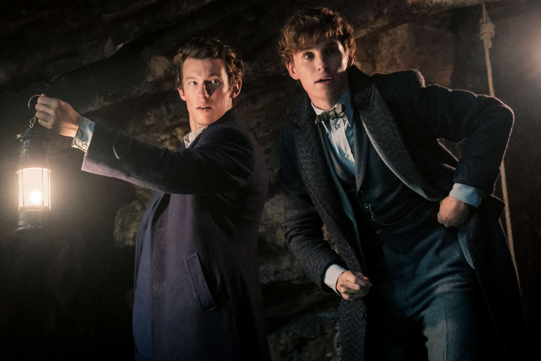 Callum Turner junto a Eddie Redmayne en Animales Fantásticos Callum Turner junto a Eddie Redmayne en Animales Fantásticos 