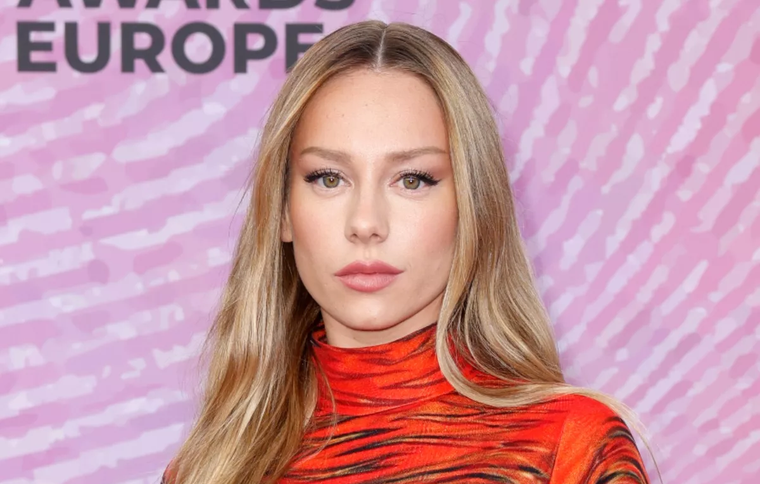 Ester Expósito vuelve a la pantalla chica para deslumbrar con su talento.