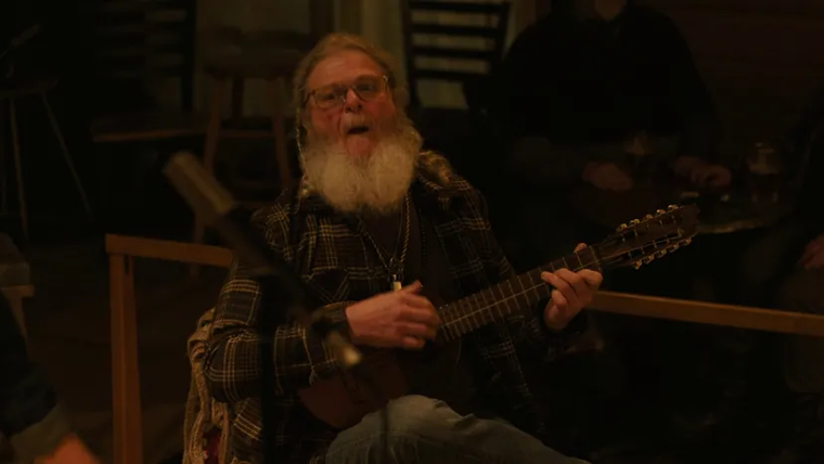 Gustavo Santaolalla hace un pequeño cameo en la serie Gustavo Santaolalla hace un pequeño cameo en la serie