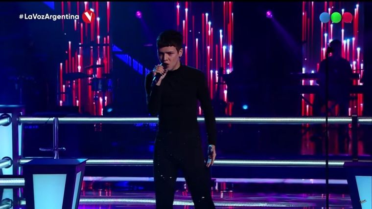 Santiago se lució en el ring con una canción icónica de Valeria Lynch.