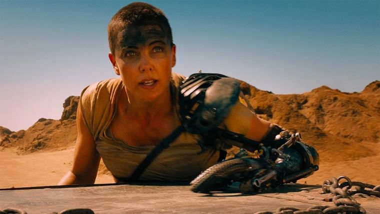En Mad Max: Fury Road, las interpretaciónes de Charlize Theron y de Nicholas Hoult fueron especialmente aclamadas. En Mad Max: Fury Road, las interpretaciónes de Charlize Theron y de Nicholas Hoult fueron especialmente aclamadas.