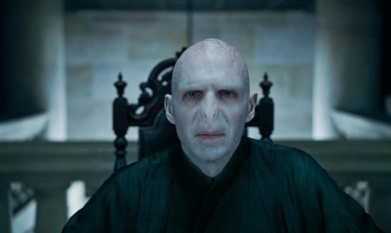 Ralph Fiennes como el temible Lord Voldemort