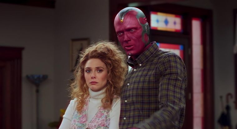 Paul Bettany (Vision) y Elizabeth Olsen (Wanda) en la primera serie de Marvel Studios, WandaVision.