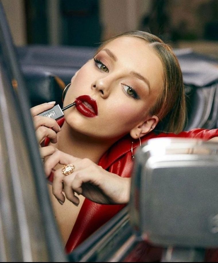 Ester Expósito es la mujer más seguida en Instagram de España