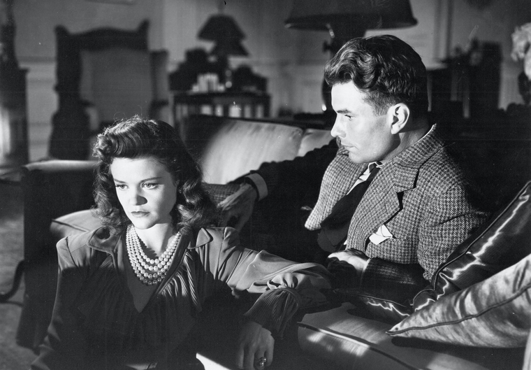 La actriz Simone Simon interpreta a Irena Dubrovna Reed, una mujer que teme convertirse en una pantera. La actriz Simone Simon interpreta a Irena Dubrovna Reed, una mujer que teme convertirse en una pantera.