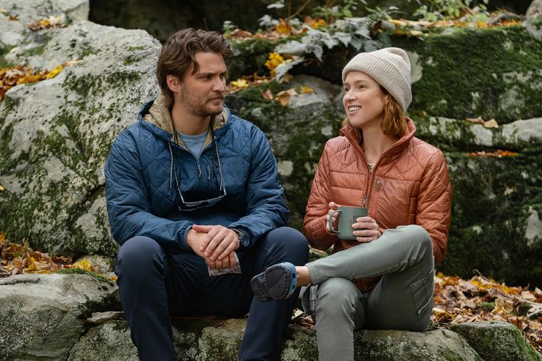 Ellie Kemper y Luke Grimes protagonizan esta comedia dramática que se sostiene en los clichés del género pero con una vuelta que cambia la forma de pensar a la felicidad en el cine. Ellie Kemper y Luke Grimes protagonizan esta comedia dramática que se sostiene en los clichés del género pero con una vuelta que cambia la forma de pensar a la felicidad en el cine.