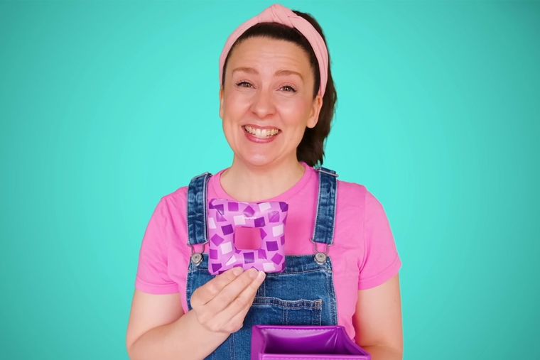 La motivación de Ms. Rachel para transformarse en youtuber fue su hijo que pronunció su primera palabra a los 2 años y 8 meses, debido a un retraso en el lenguaje. La motivación de Ms. Rachel para transformarse en youtuber fue su hijo que pronunció su primera palabra a los 2 años y 8 meses, debido a un retraso en el lenguaje.