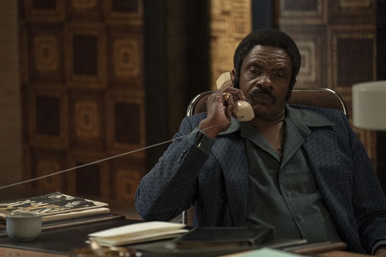 David Keith interpreta al capo mafioso dentro de la ficción, que se convierte en una figura ambigua y compleja David Keith interpreta al capo mafioso dentro de la ficción, que se convierte en una figura ambigua y compleja