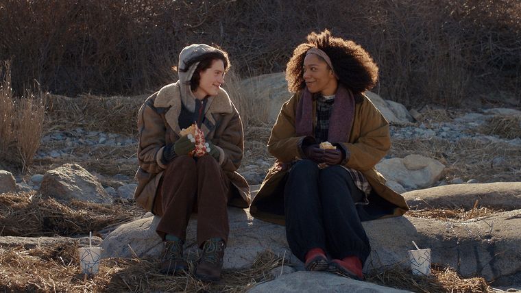 Eva Victor y Naomi Ackie en Sorry, Baby. Eva Victor y Naomi Ackie en Sorry, Baby.