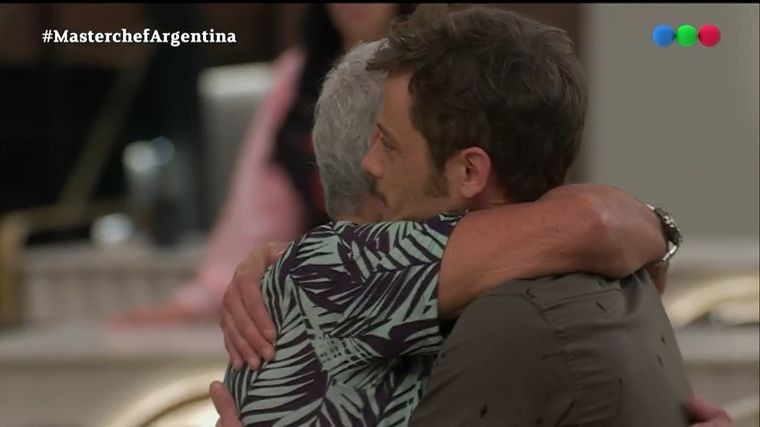 Tití y Tomás se abrazan tras la desición del jurado.