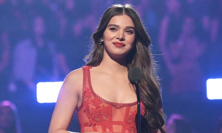 Hailee Steinfeld deslumbra a todos