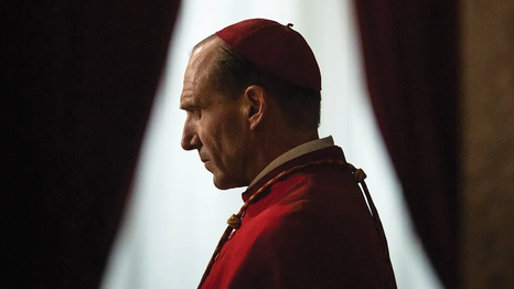 Ralph Fiennes protagoniza Cónclave, el filme de Edward Berger