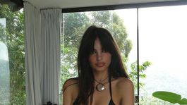 Emily Ratajkowski incendió las redes al presentar el nuevo traje de baño de su marca