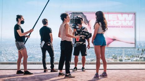 Coralie Fargeat junto a Margaret Qualley en el backstage de La sustancia (2024).