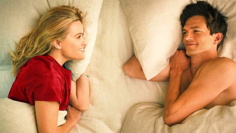 Estrenada en 2023, Tu casa o la mía es una comedia romántica de Netflix. 