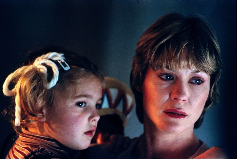 Dee Wallace junto a Drew Barrymore en E. T., el extraterrestre.