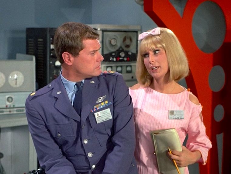 Protagonizada por Barbara Eden y Larry Hagman, esta exitosa comedia se emitió entre 1965 y 1970